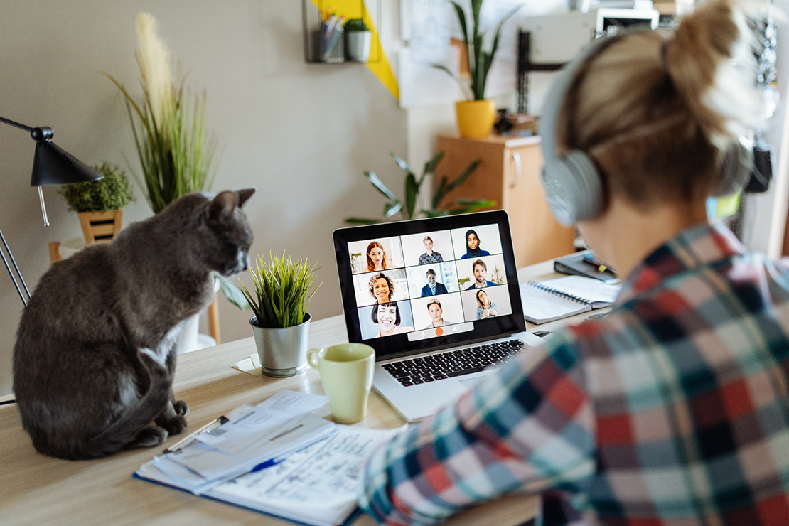 Gutes Arbeitsfeeling, auch im Homeoffice: Frau sitzt vor eingerichtetem Arbeitsplatz