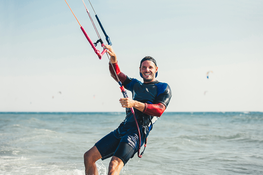 Mann beim Kiten in der Nordsee