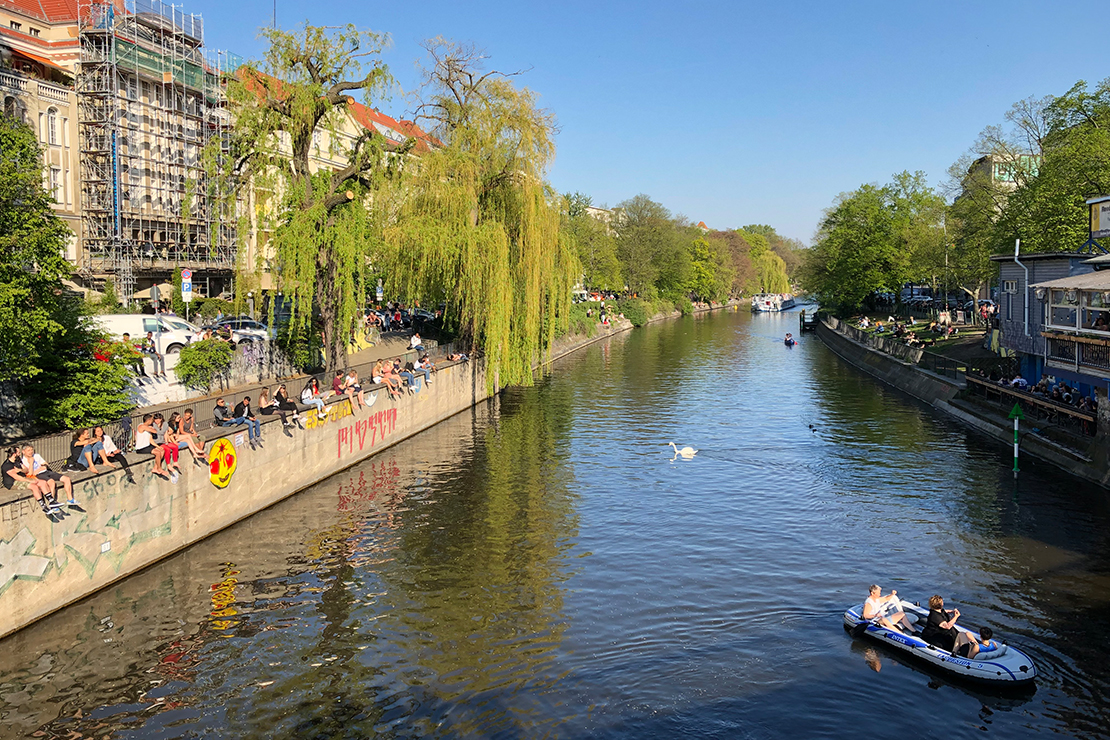 Blick von einer Brücke auf den Landwehrkanal in Berlin