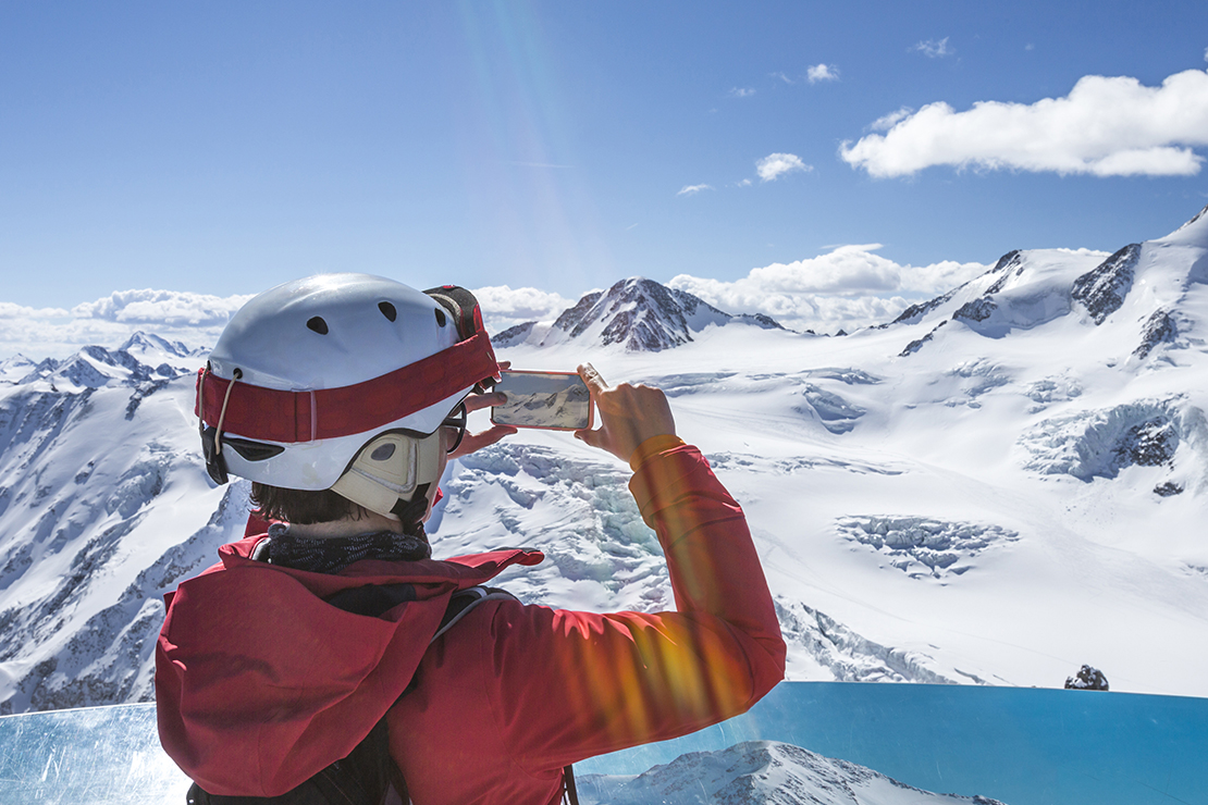Skifahrer fotografiert Zugspitze mit dem Handy