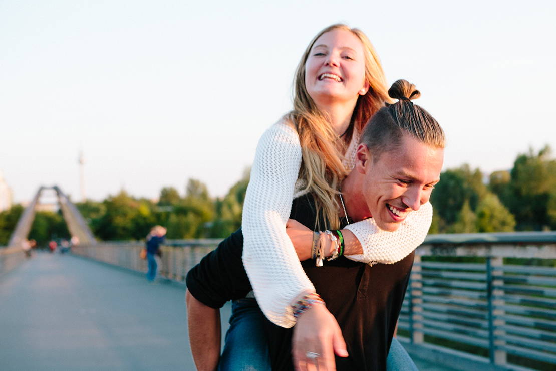 Junges Paar hat Spaß mit Huckepack – Abschalten hilft gegen Schulstress