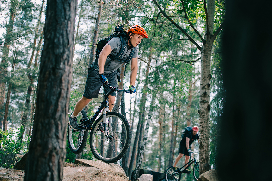 Downhillfahrer beim Sprung im Mountainbike-Paradies Bodetal/Schwarzwald