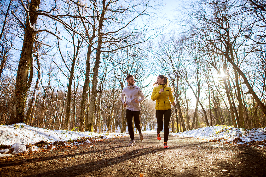 Pärchen beim Joggen - Aktivitäten helfen gegen Weihnachtsstress