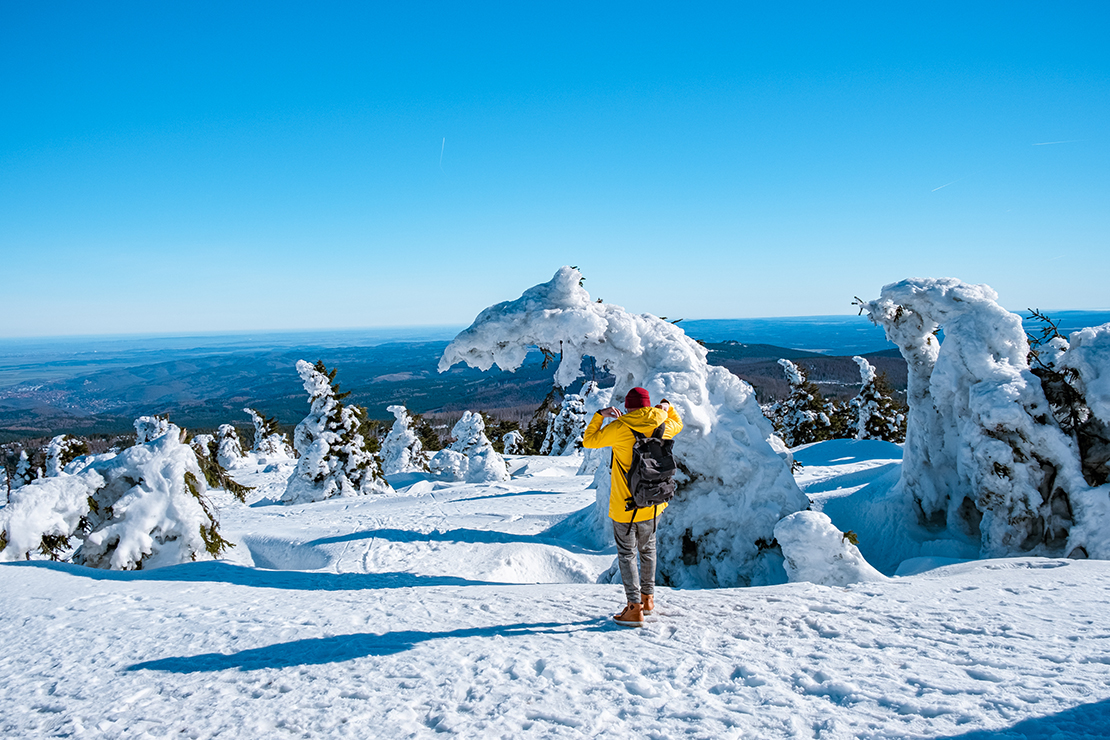 Wanderer auf Gipfel mit Ausblick